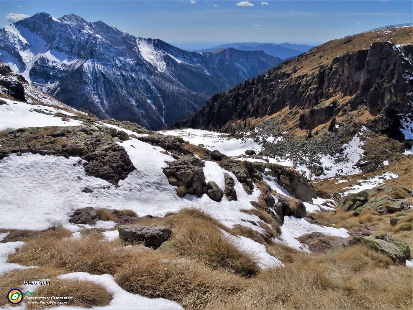 46 Vista sul vallone salito con la Mencucca che sopra i contrafforti rocciosi presenta bei pratoni.JPG -                                